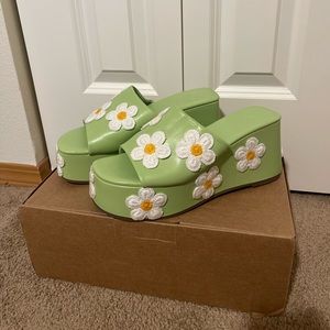 ASOS DESIGN Telly Daisy Wedges in Green Size 8